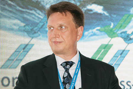 Юрий Прохоров, и.о. генерального директора ФГУП «Космическая связь» (ГПКС), привез в Женеву большую делегацию: прямо на стенде России ГПКС подписала два многолетних контракта на сумму $9 млн в год – с израильским RRsat и британским Earthly Orbit