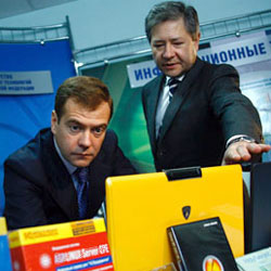 Президент России Дмитрий Медведев (слева) и Леонид Рейман (справа) будут строить информационное общество вместе