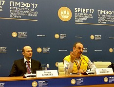 На фото: глава 1C International Сергей Андреев (слева) и основатель и директор