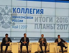На коллегии Минкомсвязи: (слева направо) помощник президента РФ Игорь Щеголев, глава Минпромторга Денис Мантуров, глава Минкомсвязи Николай Никифоров, президент «Ростелекома» Михаил Осеевский
