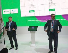 Заместитель председателя правления ПАО «Газпром» Сергей Хомяков (слева) и генеральный директор ПАО «МегаФон» Сергей Солдатенков