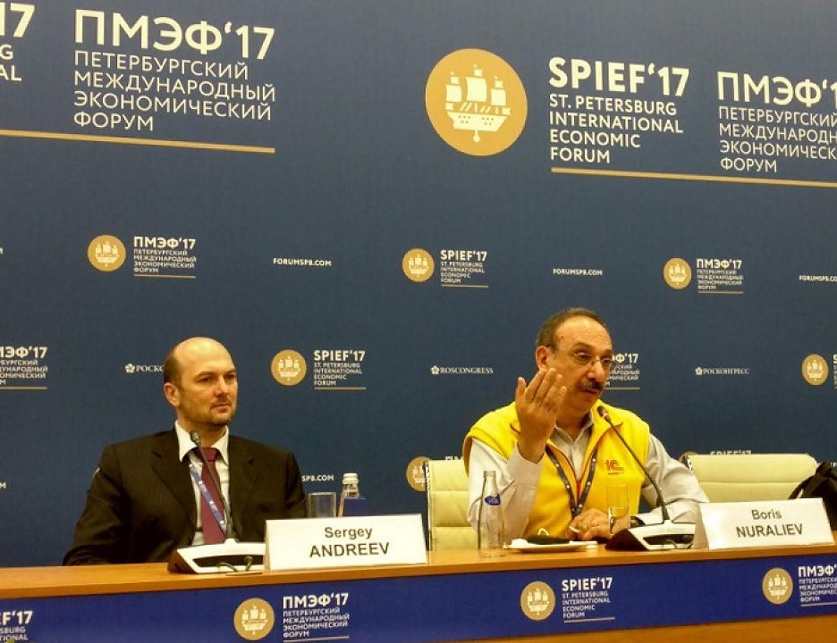 На фото: глава 1C International Сергей Андреев (слева) и основатель и директор "1С" Борис Нуралиев На фото: глава 1C International Сергей Андреев (слева) и основатель и директор "1С" Борис Нуралиев