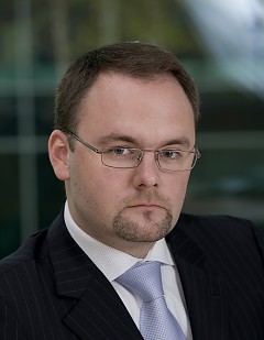 Илья Федорушкин: "В некоторых школах администрация решает вопрос радикально: полный запрет или "ящичек" на входе, в который дети кладут телефоны. Но родители протестуют".
