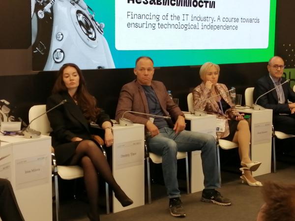 Конференция ЦИПР 2024. На фото слева направо: начальник управления по работе с предприятиями телекоммуникаций, фармацевтики и информационных технологий ПАО "Промсвязьбанк" Ирина Милова, первый вице-президент ООО "Аквариус" Дмитрий Титов, директор по работе с государственными органами компании InfoWatch Светлана Леонова, президент "Крафтвэй корпорэйшн ПЛС" Алексей Кравцов Конференция ЦИПР 2024. На фото слева направо: начальник управления по работе с предприятиями телекоммуникаций, фармацевтики и информационных технологий ПАО "Промсвязьбанк" Ирина Милова, первый вице-президент ООО "Аквариус" Дмитрий Титов, директор по работе с государственными органами компании InfoWatch Светлана Леонова, президент "Крафтвэй корпорэйшн ПЛС" Алексей Кравцов