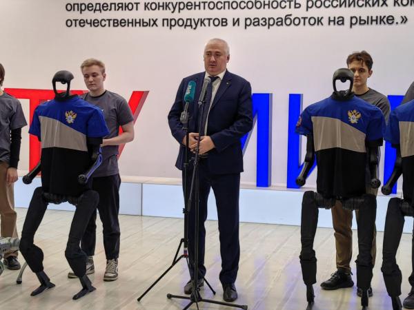Презентация новой программы переподготовки "Шагающие роботы" в РТУ МИРЭА. На фото ректор РТУ МИРЭА Станислав Кудж Презентация новой программы переподготовки "Шагающие роботы" в РТУ МИРЭА. На фото ректор РТУ МИРЭА Станислав Кудж