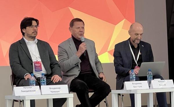 Слева направо: директор департамента партнерских продаж BPMSoft Владимир Чанышев, ректор Университета ИТМО Владимир Васильев, исполнительный директор АПКИТ Николай Комлев (фото ComNews) Слева направо: директор департамента партнерских продаж BPMSoft Владимир Чанышев, ректор Университета ИТМО Владимир Васильев, исполнительный директор АПКИТ Николай Комлев (фото ComNews)