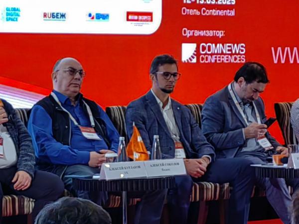 Конференция TransNet 2025. На фото (слева направо): директор по развитию сетевой инфраструктуры ООО "Яндекс" Алексей Соколов, генеральный директор MSK-IX Евгений Морозов, генеральный директор ООО "СДН-видео" (CDNvideo) Ярослав Городецкий Конференция TransNet 2025. На фото (слева направо): директор по развитию сетевой инфраструктуры ООО "Яндекс" Алексей Соколов, генеральный директор MSK-IX Евгений Морозов, генеральный директор ООО "СДН-видео" (CDNvideo) Ярослав Городецкий