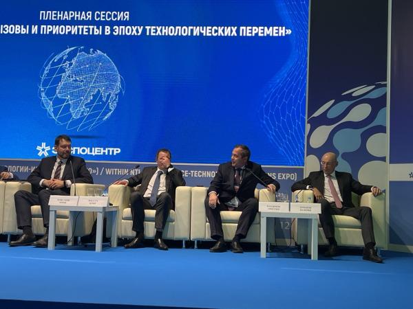 Форум "Связь-2025". На фото (первый справа): заместитель президента - председателя правления ПАО "Ростелеком" Валерий Ермаков (фото ComNews) Форум "Связь-2025". На фото (первый справа): заместитель президента - председателя правления ПАО "Ростелеком" Валерий Ермаков (фото ComNews)