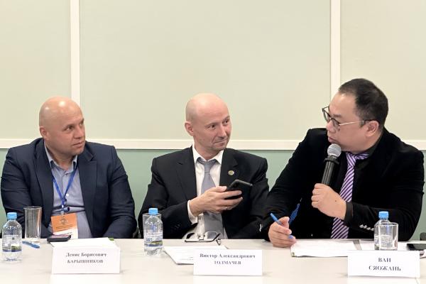 AGROBRICS+. На фото: генеральный директор "Консорциум БАС" Денис Барышников (слева) и заместитель председателя Союза китайских предпринимателей в России Ван Сяожань (справа) AGROBRICS+. На фото: генеральный директор "Консорциум БАС" Денис Барышников (слева) и заместитель председателя Союза китайских предпринимателей в России Ван Сяожань (справа)
