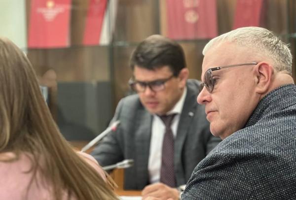 Совещание ИТ-комитета Госдумы РФ по борьбе с юридическим экстремизмом в медиапространстве. На фото (слева направо): глава ИТ-комитета Госдумы РФ Сергей Боярский и генеральный директор АО "Медиа Пресс" Алексей Блинов Совещание ИТ-комитета Госдумы РФ по борьбе с юридическим экстремизмом в медиапространстве. На фото (слева направо): глава ИТ-комитета Госдумы РФ Сергей Боярский и генеральный директор АО "Медиа Пресс" Алексей Блинов