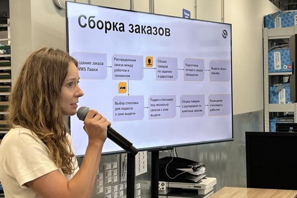 Запуск первого роботизированного пункта сбора заказов "Яндекс Лавки" (фото ComNews) Запуск первого роботизированного пункта сбора заказов "Яндекс Лавки" (фото ComNews)