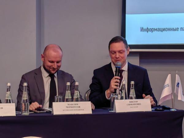 Совместное заседание комитета по управлению закупочной деятельностью и комитета по информационным технологиям Ассоциации менеджеров. На фото (справа) председатель комитета по управлению закупочной деятельностью Виктор Симоненко (фото ComNews) Совместное заседание комитета по управлению закупочной деятельностью и комитета по информационным технологиям Ассоциации менеджеров. На фото (справа) председатель комитета по управлению закупочной деятельностью Виктор Симоненко (фото ComNews)