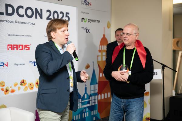 Tldcon 2025, фотограф Анастасия Максимова. На фото: руководитель регистратуры домена верхнего уровня .SU Российского научно-исследовательского института развития общественных сетей (РосНИИРОС) Евгений Кускевич и директор АНО "ЦВКС "МСК-IX" Алексей Платонов.