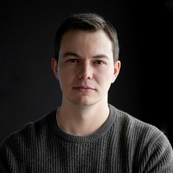 Евгений Хафизов в интервью ComNews прогнозирует, что экосистемы с применением технологий ИИ вскоре заменят классические методологии разработки, а стартапы массово перейдут на публичные генеративные модели и ИИ агенты. Главные препятствия на этом пути в России — не технология, а человеческий фактор: внутреннее сопротивление сотрудников, неготовность корпораций переходить на новые методы разработки из-за наследия старых систем и вопросов безопасности.  Чем отличаются компании, изначально построенные вокруг ИИ