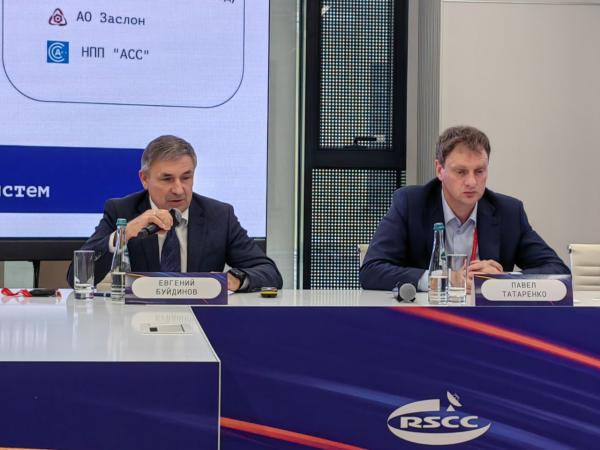 Демо-день ИЦК "Спутниковая связь". На фото: заместитель генерального директора по развитию и эксплуатации систем связи ФГУП "Космическая связь" Евгений Будинов (слева) и заместитель генерального директора - начальник Службы ИТ ФГУП "Космическая связь" Павел Татаренко (фото ComNews) Демо-день ИЦК "Спутниковая связь". На фото: заместитель генерального директора по развитию и эксплуатации систем связи ФГУП "Космическая связь" Евгений Будинов (слева) и заместитель генерального директора - начальник Службы ИТ ФГУП "Космическая связь" Павел Татаренко (фото ComNews)