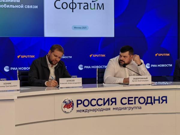 Презентация новой технологии борьбы с телефонными мошенниками от "Софтайм". На фото: генеральный директор АО "Сигналтек" Алексей Алясев (слева) и директор по специальным заказчикам ООО "Софтайм" Артем Задорожный