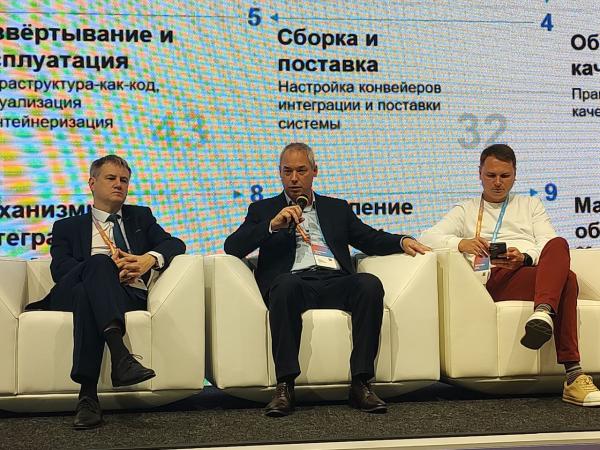 byteoilgas conf 2025. Слева направо: вице-президент по взаимодействию с государственными органами ассоциации "Руссофт" Роман Клецких, генеральный директор ПАО "ВК Технологии" (VK Tech) Павел Гонтарев, начальник департамента по цифровой трансформации ПАО "Газпром нефть" Олег Третьяк (фото ComNews)