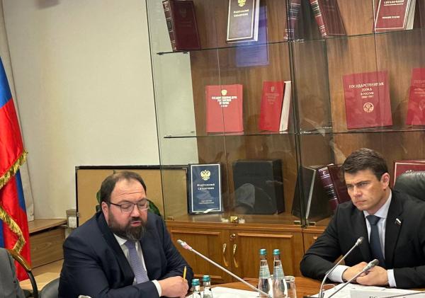 Заседание ИТ-комитета Госдумы. На фото слева: глава Министерства цифрового развития, связи и массовых коммуникаций РФ Максут Шадаев (фото ComNews)