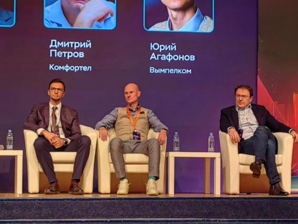 Пиринговый форум 2025. На фото (слева направо): генеральный директор MСK-IX Евгений Морозов, директор департамента по развитию продуктов фиксированного бизнеса ПАО "Вымпелком" Юрий Агафонов, директор по продуктам и тарифам массового сегмента ПАО "Ростелеком" Алексей Демяненко (фото ComNews) Пиринговый форум 2025. На фото (слева направо): генеральный директор MСK-IX Евгений Морозов, директор департамента по развитию продуктов фиксированного бизнеса ПАО "Вымпелком" Юрий Агафонов, директор по продуктам и тарифам массового сегмента ПАО "Ростелеком" Алексей Демяненко (фото ComNews)