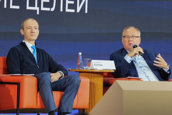 Пленарная сессия "Внедрение ИИ: разделение ролей, объединение целей". На фото (справа): президент-председатель правления ПАО "Банк ВТБ" Андрей Костин (фото НЦ "Россия") Пленарная сессия "Внедрение ИИ: разделение ролей, объединение целей". На фото (справа): президент-председатель правления ПАО "Банк ВТБ" Андрей Костин (фото НЦ "Россия")