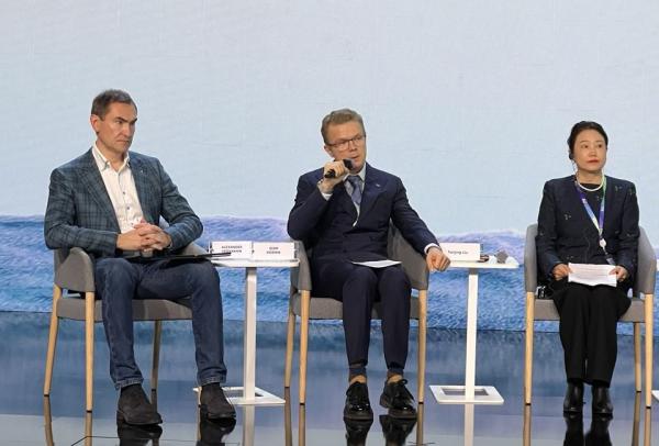 X Международная конференция по искусственному интеллекту и машинному обучению Artificial Intelligence Journey 2025. На фото: глава международного промышленного сотрудничества ЮНИДО в России Игорь Кожин (по центру), а справа от него - представитель комитета коммунистической партии Китая, а также Шанхайского исследовательского института искусственного интеллекта Лю Яньцзин (Фото ComNews)