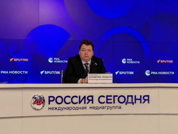 Пресс-конференция первого заместителя председателя комитета Совета Федерации по бюджету и финансовым рынкам Александра Шендерюка-Жидкова (фото ComNews) Пресс-конференция первого заместителя председателя комитета Совета Федерации по бюджету и финансовым рынкам Александра Шендерюка-Жидкова (фото ComNews)