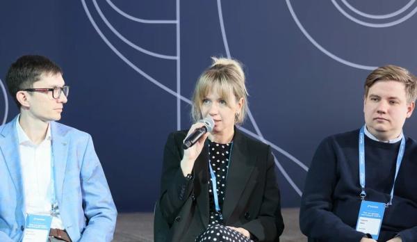 Пресс-мероприятие "Как мы делали настоящий NGFW". На фото (в центре) - руководитель отдела стратегической аналитики ООО "Юзергейт" (UserGate) Юлия Косова (фото ComNews) Пресс-мероприятие "Как мы делали настоящий NGFW". На фото (в центре) - руководитель отдела стратегической аналитики ООО "Юзергейт" (UserGate) Юлия Косова (фото ComNews)