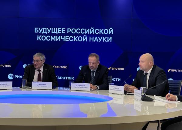 Пресс-конференция, приуроченная ко Дню космонавтики. На фото: академик РАН, научный руководитель Института космических исследований (ИКИ) Российской академии наук (РАН) Лев Зеленый, академик РАН, директор ИКИ РАН Анатолий Петрукович, заместитель генерального директора по производству и технологическому развитию АО "Корпорация Робототехники" Евгений Дудоров (Фото ComNews) Пресс-конференция, приуроченная ко Дню космонавтики. На фото: академик РАН, научный руководитель Института космических исследований (ИКИ) Российской академии наук (РАН) Лев Зеленый, академик РАН, директор ИКИ РАН Анатолий Петрукович, заместитель генерального директора по производству и технологическому развитию АО "Корпорация Робототехники" Евгений Дудоров (Фото ComNews)