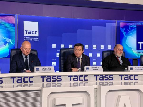 Пресс-конференция ассоциации "Руссофт" и АНО "Союз "Цифровой мир". На фото (слева направо): председатель АНО "Союз "Цифровой мир" Валерий Корнеев, первый заместитель руководителя комитета Госдумы РФ по контролю Дмитрий Гусев, председатель совета директоров ООО "Базальт СПО" Алексей Смирнов (фото ComNews) Пресс-конференция ассоциации "Руссофт" и АНО "Союз "Цифровой мир". На фото (слева направо): председатель АНО "Союз "Цифровой мир" Валерий Корнеев, первый заместитель руководителя комитета Госдумы РФ по контролю Дмитрий Гусев, председатель совета директоров ООО "Базальт СПО" Алексей Смирнов (фото ComNews)