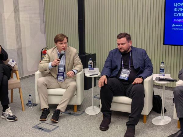 АКПО-Конф 2026. На фото: исполнительный директор ООО "Синергия Диджитал" Филипп Быков (слева) и управляющий директор, руководитель дирекции трансформации корпоративных клиентов Сбера Андрей Дмитриев (фото ComNews)
