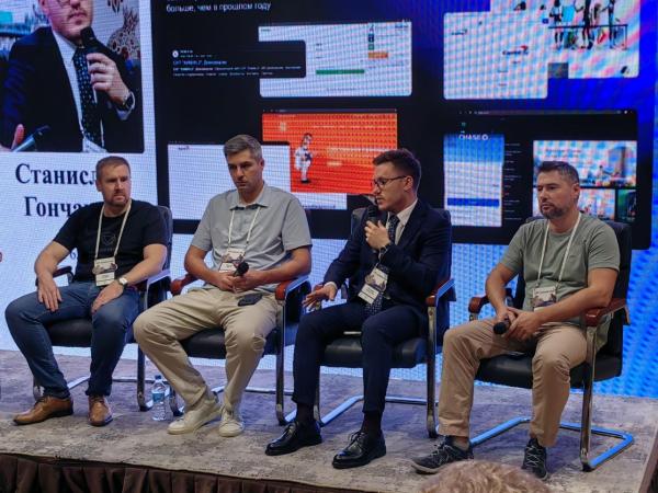 TLDCON 2026. На фото (второй слева) директор по информационной безопасности ГК %22Рунити%22 Сергей Журило (фото ComNews)